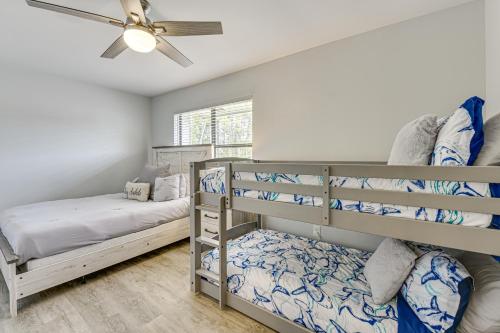sypialnia z 2 łóżkami piętrowymi i wentylatorem sufitowym w obiekcie Waterfront Townhome about 10 Mi to Navarre Beach! w mieście Mary Esther