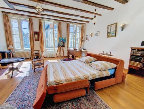 une chambre avec un grand lit dans une pièce dans l'établissement Le Loft Gambetta -Poitiers Centre- LaConciergerie, à Poitiers