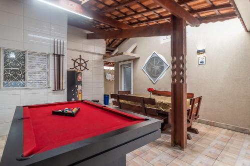 Φωτογραφία από το άλμπουμ του Casa Lindíssima e Espaçosa com 2 Piscinas - Adulto e Infantil, Perto da Praia, Opção da Piscina Adulto Aquecida Cobrado à Parte, 4 Quartos Frente as Piscinas, Área Gourmet Completa com Churrasqueira, Forno e Fogão a Lenha, Mesa de Bilhar, Lareira na Sala σε Πράια Γκράντε