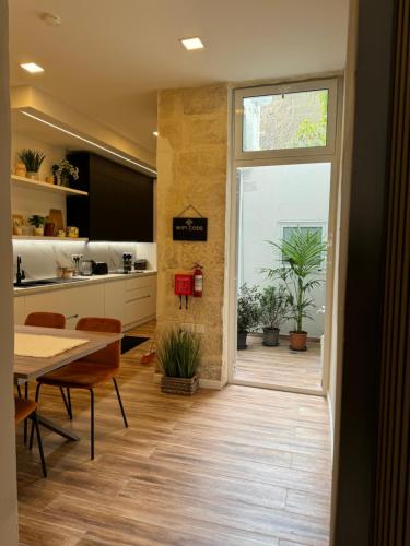 Kuchyň nebo kuchyňský kout v ubytování Townhouse 26 in Sliema, Malta