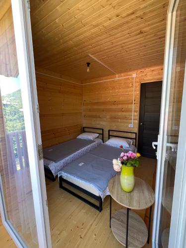 Кровать или кровати в номере Marisi Cottage - კოტეჯი მარისი