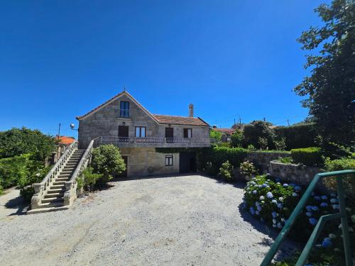 an external view of a house with a driveway at Quinta da Malafaya in Nogueira