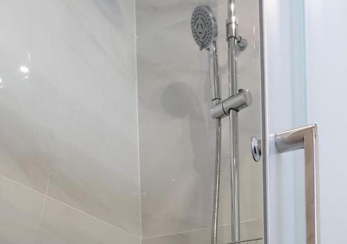 a shower in a bathroom with a glass door at Estudio en Torres del Sol en lado del mar in Arona