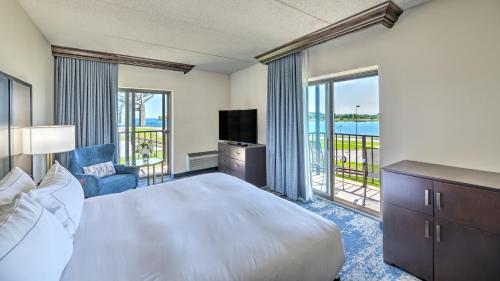 Postel nebo postele na pokoji v ubytování DoubleTree by Hilton Port Huron