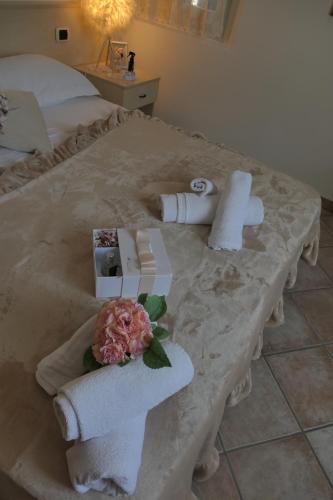 a table with towels and a flower on it at B&B Luna in Castelvetro di Modena