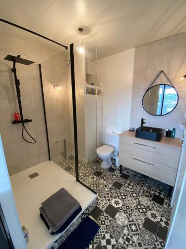 une salle de bain avec une douche, un lavabo et des toilettes dans l'établissement Escale sur le port de Dahouet avec vue sur mer, à Pléneuf-Val-André