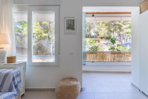 1 dormitorio con 2 ventanas, 1 cama y balcón en Mini Suite La Siesta Cala del Portet, en Moraira