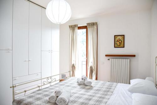 a bedroom with a bed with towels on it at Appartamento Magnolia in Roe