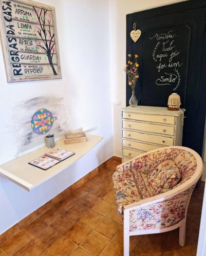 a room with a chair and a desk with a chalkboard at Casa dos pais in Crato