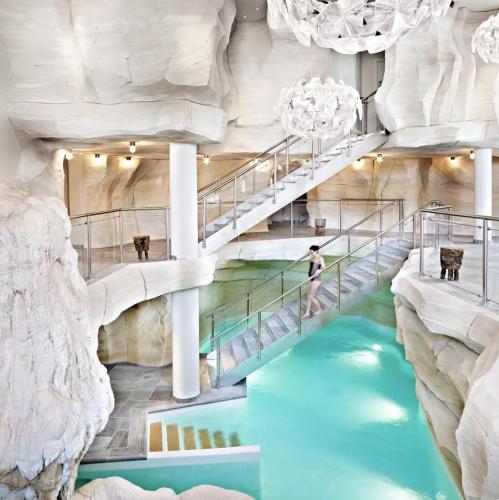 un toboggan aquatique dans un parc à thème dans l'établissement ARC 1950, Appartement 2 chambres, 6 personnes, à Arc 1950