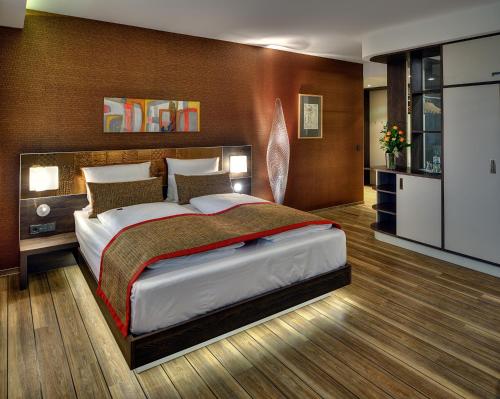um quarto com uma cama grande num quarto em ARTHOTEL Kiebitzberg em Havelberg