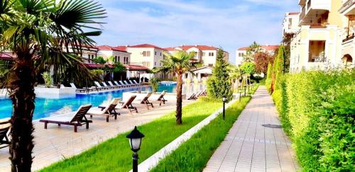 Bazén v ubytování Lovely 1BD Apartment in a Luxury Resort in Sozopol by Flat Mаnаger nebo v jeho okolí