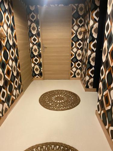 Cette chambre dispose d'une douche avec une porte et un tapis. dans l'établissement Chez Val et Tonio, à Rennes