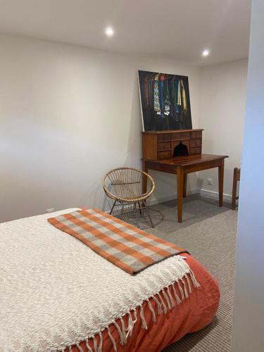 une chambre avec un lit, une table et une chaise dans l'établissement Chez Val et Tonio, à Rennes