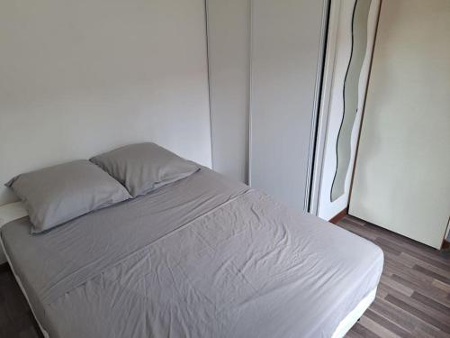 Ce lit se trouve dans un dortoir doté d'un mur blanc. dans l'établissement Maisonnette centre sainte Savine, à Sainte-Savine