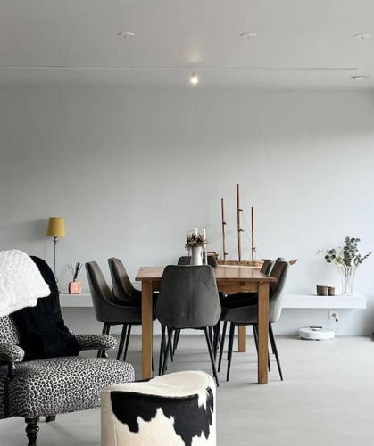 a dining room with a table and chairs at Exklusiv villa med sjöutsikt och egen brygga in Nacka