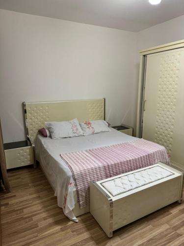 Postel nebo postele na pokoji v ubytování شقة فندقية مفروشة للإيجار بالشيخ زايد Furnished hotel apartment for rent in Sheikh Zayed