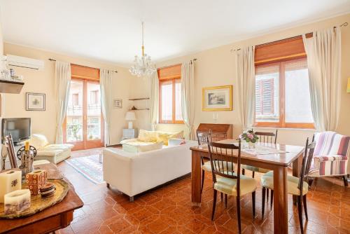 un soggiorno con un tavolo e un divano di Kina House a Marsala