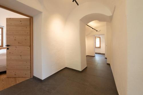 an empty hallway with a door and a bedroom at Pramian1394 in Cermes