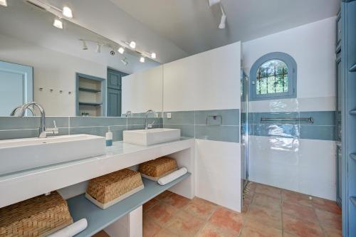 une salle de bain avec deux lavabos et une douche dans l'établissement LE MAS DU GOUVERNEUR, à Saint-Rémy-de-Provence