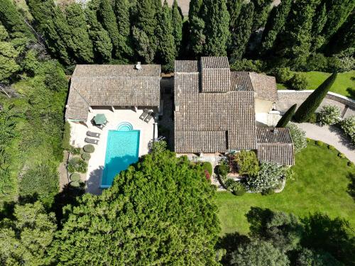 une vue aérienne d'une maison avec piscine dans l'établissement LE MAS DU GOUVERNEUR, à Saint-Rémy-de-Provence