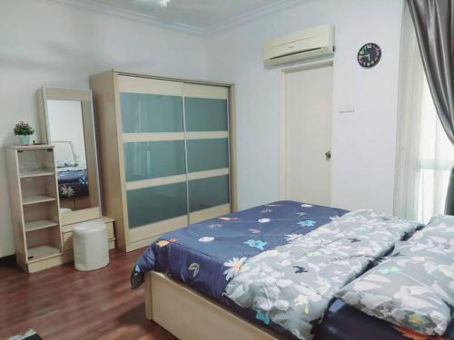 SAFIYA Roomstay Vista Alam في شاه عالم: غرفة نوم بسرير وخزانة كبيرة