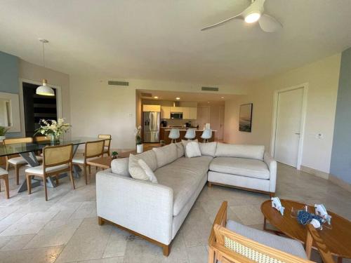 Boca de Río HatoにあるElegante apartamento de 2 habitacionesのソファとテーブルのあるリビングルーム