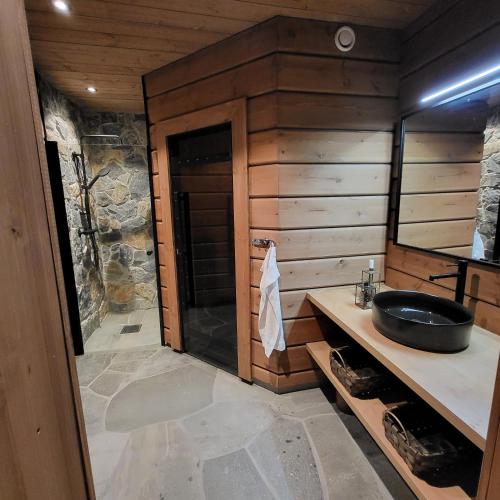 Ένα μπάνιο στο Idre Mountain Lodge with Sauna by Golf course