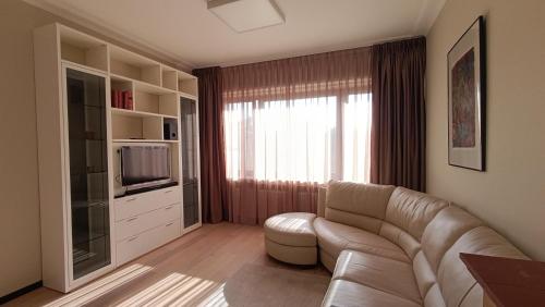 a living room with a couch and a television at Charmante appartement in Wilrijk in Antwerp