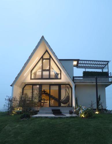 a house with a large window on the side of it at Glamping Al Pie del Cerro in San Fernando