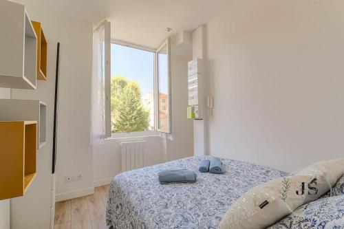 une chambre avec un lit et une fenêtre dans l'établissement Le Paisible - Proximité métro A, à Villeurbanne
