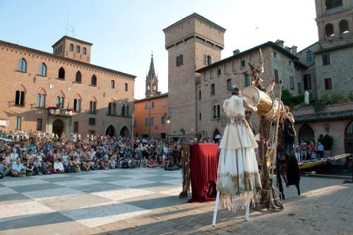 a crowd of people watching a man standing in a crowd at B&B Luna in Castelvetro di Modena