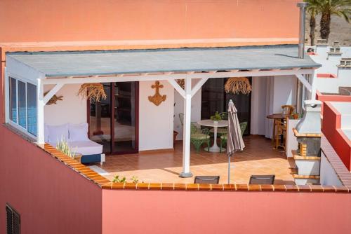 a miniature house with a roof on a balcony at Ático San Agustín in La Lajita
