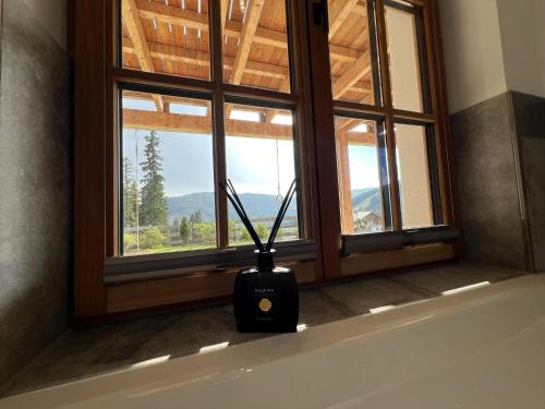 a vase sitting in front of a window with a view at Sonnberg Chalet - Entspannung pur im Luxus Chalet mit Whirlpool-Sauna in Lachtal