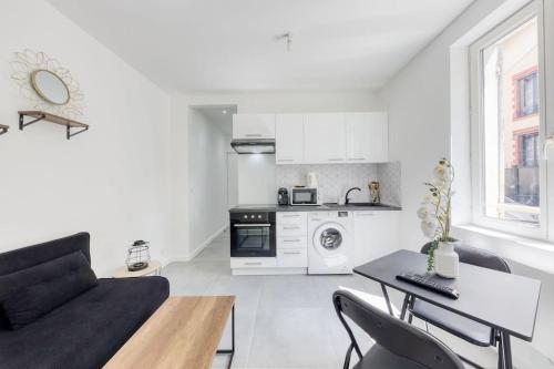 un salon avec un canapé et une table dans l'établissement Zen résidence, à Aubervilliers