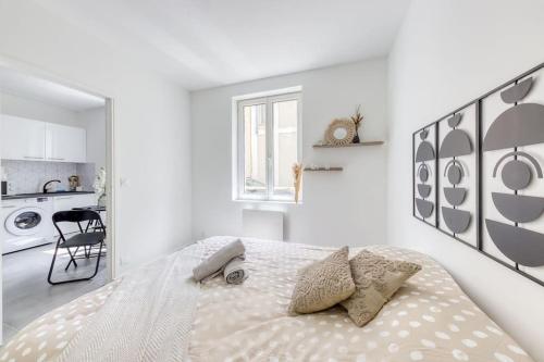 - une chambre blanche avec un lit et des oreillers dans l'établissement Zen résidence, à Aubervilliers
