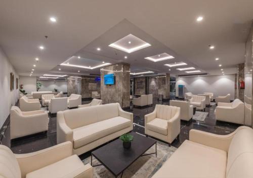 Гостиная зона в Manazel Al Zaireen Hotel