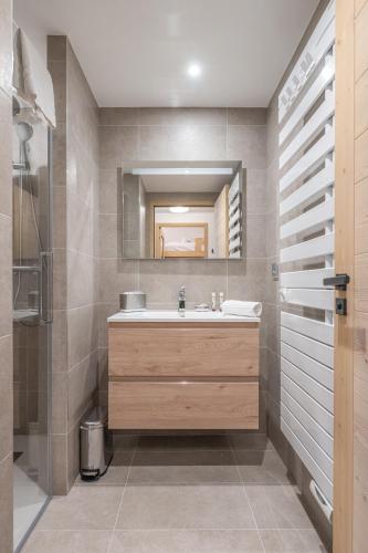 une salle de bain avec un lavabo et un miroir dans l'établissement Alpe d'Huez Houses - L'Emparis - PHOENIX3 - Pour 5 SKI IN SKI OUT Wellness et vue magnifique, à L'Alpe-d'Huez