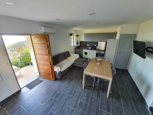 un salon avec un canapé et une table dans l'établissement Appartement T2 rez de villa, à Santa-Reparata-di-Balagna