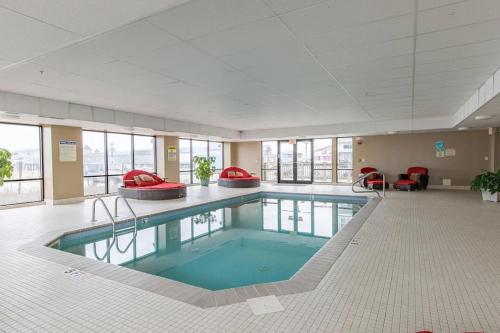 Bazén v ubytování Premier Ocean-Side 2BR at Grand Victorian nebo v jeho okolí