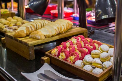 a display of different types of pastries and bread at Blue Tree Thermas de Lins Resort in Lins