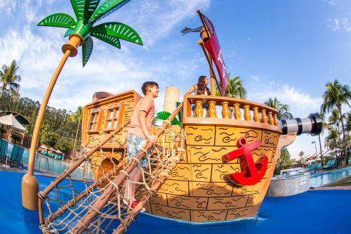 a group of people on a ride at a water park at Blue Tree Thermas de Lins Resort in Lins