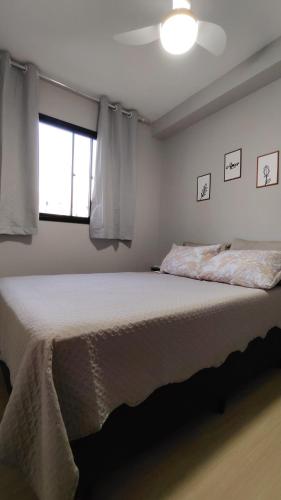 a bedroom with a large bed and a window at 04 - Apto Studio Liberdade Sé 500'Metrô in São Paulo