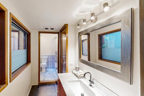 Ένα μπάνιο στο Monte Rio Vista Lodge