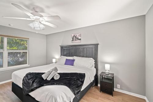 a bedroom with a bed and a ceiling fan at The Dreamy Getaway House in Spring in Spring