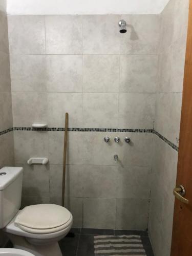 ミナ・クラベロにあるApart hotel La Posaditaのトイレとシャワー付きのバスルーム