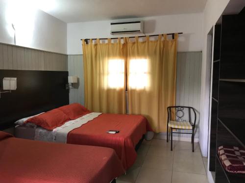 ミナ・クラベロにあるApart hotel La Posaditaのベッド2台と椅子があるホテルの部屋