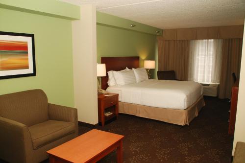 Katil atau katil-katil dalam bilik di Holiday Inn Express Birmingham Irondale East by IHG