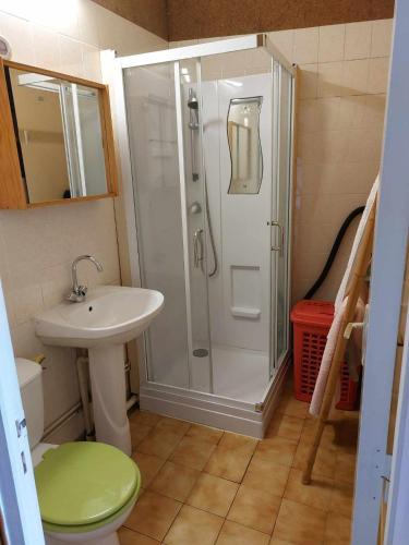 une salle de bain avec une douche, des toilettes et un lavabo dans l'établissement atelier du pain, à Mesvres