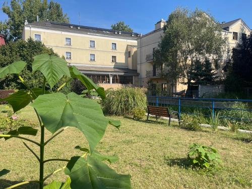Un jardín fuera de Hotel Bończa